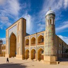 Madrasa Kukeldash, în inima istorică a orașului Tașkent, întâmpină vizitatorii cu monumentalul pishtaq, logii arcuite și plăci de majolică albastră, moștenire a arhitecturii șaibanide.