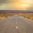 De-a lungul șoselei A380, între Khiva și Bukhara, Kyzylkum se deschide în întinderi nesfârșite, dune și liniște: o călătorie fascinantă în inima vechiului Drum al Mătăsii.