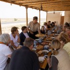 Prânz într-un restaurant local primitor din Kyzylkum, cu preparate uzbece. Fotografie orientativă: restaurantul poate varia în funcție de disponibilitate.