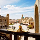 Din inima complexului Lyabi Hauz, privirea cuprinde madrasele, portalurile monumentale și cupolele Bukharei istorice, un rafinat ansamblu arhitectural dezvoltat de-a lungul vechiului Drum al Mătăsii.