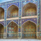 Construită în 1622 drept caravanserai și transformată ulterior în madrasă, Nadir Divan-Begi încântă prin logii, mozaicuri policrome și motive geometrice din secolul al XVII-lea.