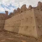 Fortăreața Kyzyl Qala, cu zidurile sale din lut și turnurile defensive, evocă vechiul Horezm și rutele caravanelor de la marginea deșertului Kyzylkum.