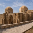 Moscheea Maghoki-Attori se înalță sub nivelul orașului, cu cupole din cărămidă și un portal karakhanid sculptat, mărturie rară a Buharei medievale.