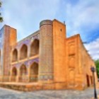 Madrasa Nadir Divan-Begi, construită în secolul al XVII-lea drept caravanserai, surprinde călătorul prin portalul cu mozaicuri și celebrii simurghi, simboluri ale Buharei antice.