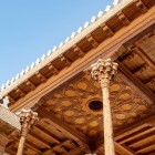 În interiorul Arcei din Buhara, porticul impresionează prin rafinatul tavan din lemn pictat, susținut de elegante coloane sculptate, o mărturie a artei decorative uzbece.