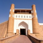 Intrarea monumentală în Arca din Buhara conduce spre vechea citadelă a emirilor, printre ziduri impunătoare din cărămidă, turnuri și o rampă ce urcă spre inima fortăreței.