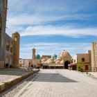 Complexul Kosh Madrasah din Buhara reunește madrasele Ulugh Beg și Abdulaziz Khan, care încadrează cupolele Toki Zargaron într-un decor istoric.