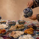 În Buhara, degustarea dezvăluie ospitalitatea uzbecă prin ceaiuri aromate cu mirodenii, dulciuri tradiționale, fructe uscate și navat.