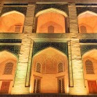 Madrasa Mir-i-Arab dezvăluie în porticurile sale interioare eleganța arhitecturii islamice din Buhara, cu arcade ogivale, cărămidă aparentă și nișe iluminate în tonuri calde.