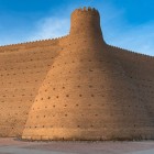 Zidurile impunătoare ale Arcei din Buhara, construite din cărămidă și ritmate de turnuri, povestesc secole de istorie și adăpostesc vechea citadelă fortificată a emirilor.