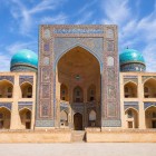 Madrasa Mir-i-Arab, în inima complexului Poi-Kalyan din Buhara, impresionează prin portalul monumental decorat, cupolele turcoaz și armonia elegantă a arhitecturii islamice.