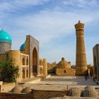 Minaretul Kalyan se înalță în inima Buharei: de aproape nouă secole, călăuzește privirea călătorilor și evocă splendoarea orașului de pe Drumul Mătăsii.