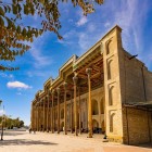 Moscheea Bolo Hauz, situată în fața Arcei din Buhara, impresionează prin porticul susținut de coloane zvelte din lemn sculptat și tavanul rafinat decorat al sălii de rugăciune.