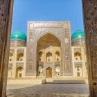 Madrasa Mir-i-Arab, o bijuterie din secolul al XVI-lea a complexului Poi-Kalyan, impresionează prin portalul monumental decorat și cupolele turcoaz, simboluri ale Buharei islamice.