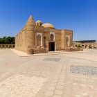 Mausoleul Chashma Ayub, cu domurile sale construite între secolele XII și XVI, adăpostește Izvorul lui Iov, legat de o veche legendă despre credință și vindecare.