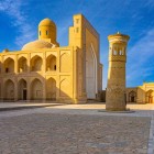 În inima Necropolei Chor Bakr, portalul monumental, cupolele din cărămidă și minaretul domină curtea, evocând arhitectura spirituală a Buharei.