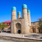 Madrasa Chor Minor întâmpină vizitatorii cu patru turnuri încoronate de cupole turcoaz, simbol al Buharei din secolul al XIX-lea și al vechilor sale școli coranice.