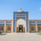 Portalul de intrare în Complexul Bakhouddin Naqshband, încadrat de plăci albastre și nișe arcuite, conduce spre unul dintre cele mai venerate sanctuare din Asia Centrală.