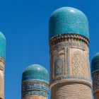 Cele patru turnuri ale Madrasei Chor Minor, decorate cu motive diferite și cupole turcoaz, oferă vizitatorilor una dintre cele mai originale siluete ale Buharei.