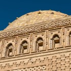 Cupola semisferică a Mausoleului lui Ismail Samani încununează volumul cubic: susținută de trompe de colț, exprimă echilibrul arhitecturii samanide din secolul al X-lea, la Buhara.