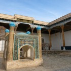 În complexul Bahauddin Naqshband se află mai multe Saho-khona: mici pavilioane cu arcade și cupole turcoaz, legate de apa sacră și devoțiune.