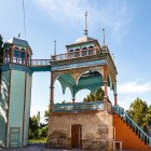 Pavilionul-belvedere al Palatului Sitorai Mokhi Khosa, aflat lângă harem, îmbină logii din lemn, arcade turcoaz și un turn, evocând viața de vară a ultimului emir al Buharei.