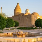 Printre grădinile Buharei, Mausoleul Chashma Ayub se remarcă prin succesiunea cupolelor și acoperișul conic, legate de legenda Izvorului lui Iov.