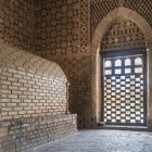 În interiorul Mausoleului lui Ismail Samani, arcadele și împletiturile din cărămidă înconjoară camera funerară, dezvăluind armonia arhitecturii samanide din secolul al X-lea.