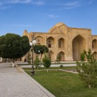 Mausoleul Bakhouddin Naqshband, înconjurat de grădini, întâmpină pelerini și vizitatori într-unul dintre cele mai venerate și spirituale locuri din Asia Centrală.