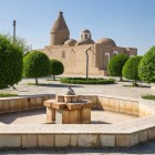 În grădina Mausoleului Chashma Ayub, bazinele și copacii conduc privirea spre cupole, dintre care se remarcă cea conică, inspirată de tradiția horezmiană.