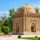 Mausoleul lui Ismail Samani, capodoperă a secolelor IX–X, fascinează prin motivele geometrice din cărămidă arsă, care își schimbă aspectul de-a lungul zilei.