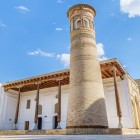 Minaretul Kasri Orifon, construit în secolul al XVIII-lea, se remarcă prin împletiturile din cărămidă și lanternoul cu opt arcade, străjer tăcut al sanctuarului sufit.