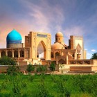 Necropola Chor Bakr se înalță printre grădini și bazine vechi: cupolele turcoaz, portalurile monumentale și curțile evocă spiritualitatea Buharei istorice.