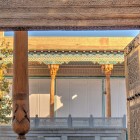Portalul din lemn al lui Bahauddin Naqshband, sculptat cu motive islamice, conduce spre curtea sacră, printre coloane decorate, spiritualitate sufită și secole de pelerinaj.