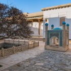 Saho-khona păstra apa sacră pentru pelerini: patru arcade și turnulețe cu cupole turcoaz evocă viața și spiritualitatea din inima sanctuarului.