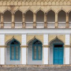 Fațada Palatului Sitorai Mokhi Khosa alternează logii arcuite, coloane și tâmplărie turcoaz, îmbinând stilul oriental cu gustul european în reședința emirului.