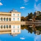 Palatul Sitorai Mokhi Khosa, reședința de vară a ultimului emir, îmbină eleganța orientală cu influențele rusești, reflectându-se în grădinile Buharei regale.