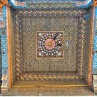 În Mausoleul Bahauddin Naqshband, tavanele din lemn sculptat, pictate cu stele, motive geometrice și flori, dezvăluie eleganța artei tradiționale uzbece.