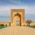 Portalul Rabat-i Malik, decorat cu teracotă sculptată, păstrează memoria vechiului caravanserai care primea negustori și caravane de-a lungul Drumului Mătăsii.
