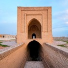 Sardoba de la Rabat-i Malik conduce vizitatorul în cisterna subterană care păstra apa proaspătă pentru negustori, călători și animale de-a lungul străvechiului Drum al Mătăsii.