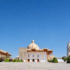 În Gijduvan, complexul Al Gijduvani întâmpină călătorii printre cupole, porticuri din lemn și grădini, păstrând memoria maestrului sufit de-a lungul străvechiului Drum al Mătăsii.