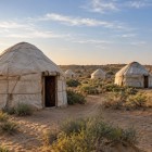 În apropierea Lacului Aydarkul, iurtele tradiționale întâmpină călătorii în liniștea deșertului: o experiență autentică între natură, ospitalitate uzbecă și cultură nomadă.