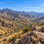 Din punctul panoramic admirați Munții Nuratau, modelați de văi și creste stâncoase: un peisaj izolat ce dezvăluie latura naturală a Uzbekistanului.