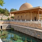 În Nurata, Moscheea Juma se înalță lângă izvorul sacru Chashma: cupola impunătoare și porticul din lemn evocă spiritualitatea acestui vechi loc de pelerinaj.
