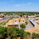 Văzut de sus, Complexul Chashma se ridică în inima verde a orașului Nurata: moscheile, cupolele și curțile sacre dezvăluie istoria spirituală a acestei vechi oaze uzbece.