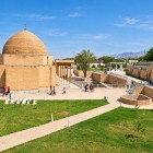 În Nurata, Complexul Chashma reunește Moscheea Juma, izvorul sacru și grădinile liniștite: un loc de pelerinaj ce reflectă spiritualitatea Uzbekistanului.