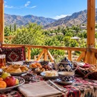 Ziua începe în liniștea satului Ukhum. După micul dejun la guesthouse, porniți pe jos pentru a descoperi natura și peisajul rural al Munților Nuratau.