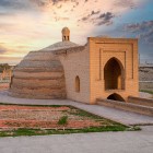 Sardoba de la Rabat-i Malik, cu domul său din cărămidă și portalul ogival, păstra apa rece pentru negustorii, călătorii și animalele aflate pe Drumul Mătăsii.