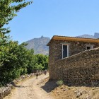 Plimbându-se prin Ukhum, pe poteci neasfaltate printre case și ziduri de piatră, călătorii descoperă arhitectura simplă a satului de la poalele munților Nuratau.