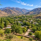 Traseul traversează zona Ukhum Hayat, unde potecile de pământ și vechile așezări rurale dezvăluie un mod de viață încă profund legat de munte.